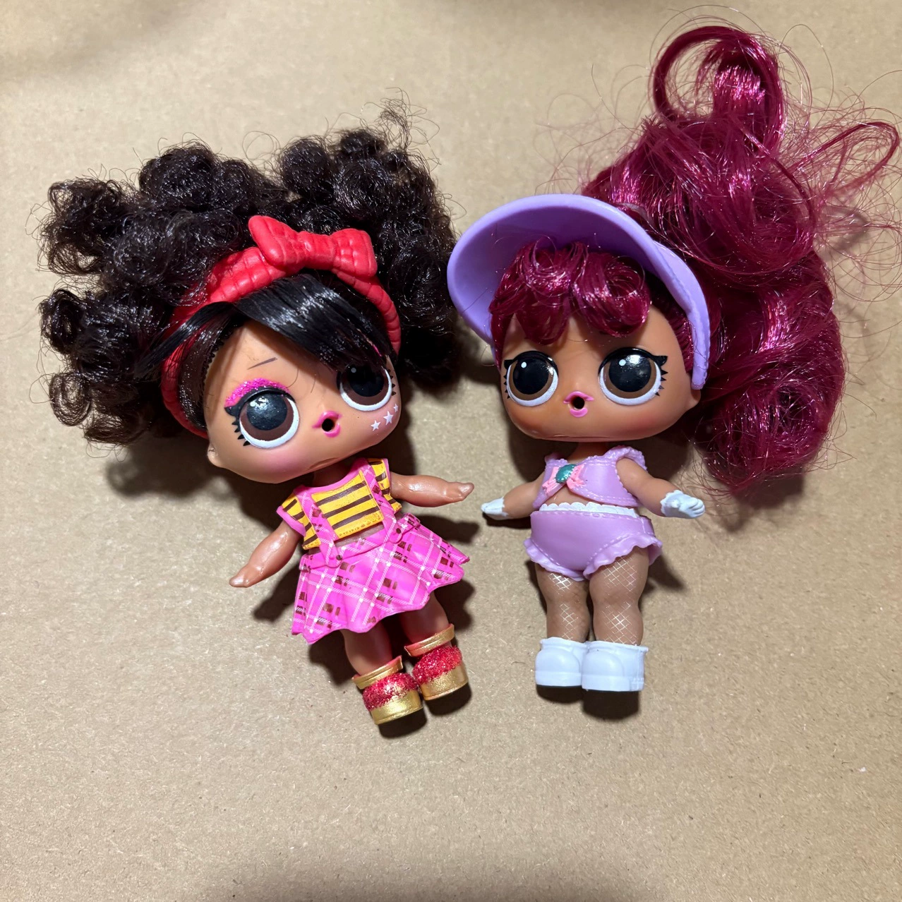 Массовый набор кукол для посадки волос с случайной подходящей одеждой, обувью и аксессуарами, около 8 см.