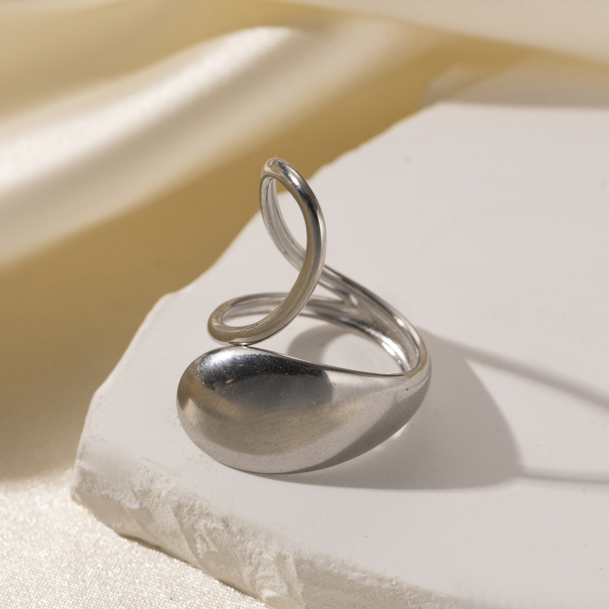 Anillo de acero inoxidable de forma especial europeo y americano de Tena, diseño de nicho femenino, anillo de acero de titanio de todo fósforo, joyería de lujo de alta gama ligera