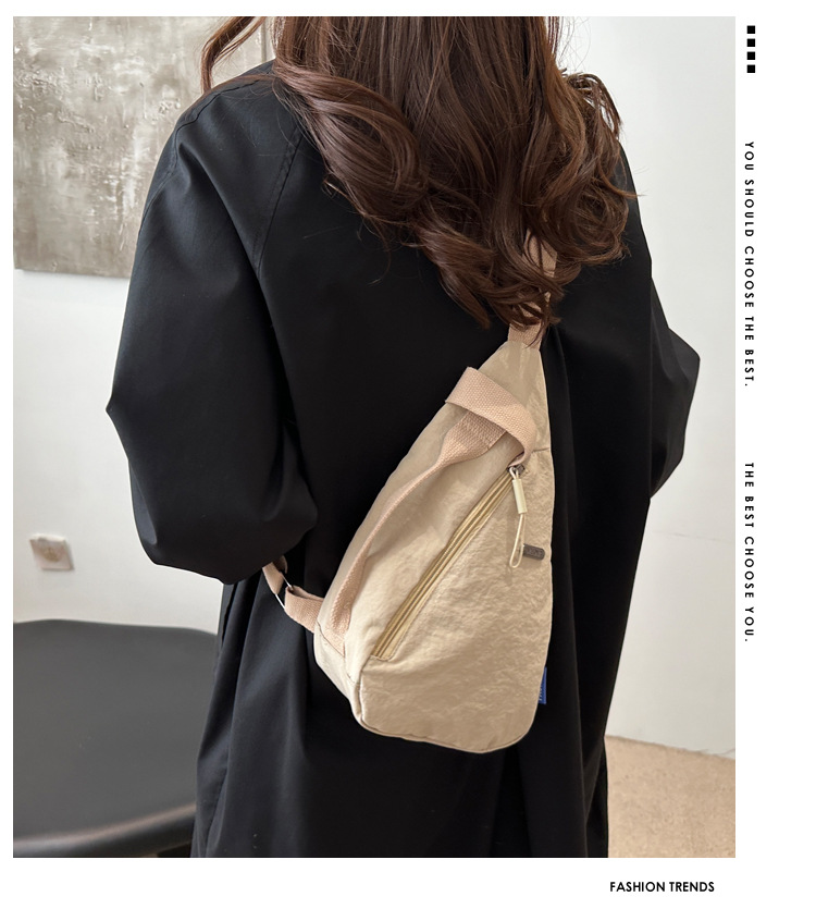 The new large-capacity, fashionable and versatile Korean casual chest bag for autumn and winter, as well as the simple travel canvas bag, are selling well among women full figure