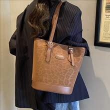 跨境2025秋冬新款复古豹纹腋下包潮流通勤水桶包女时尚韩版单肩包