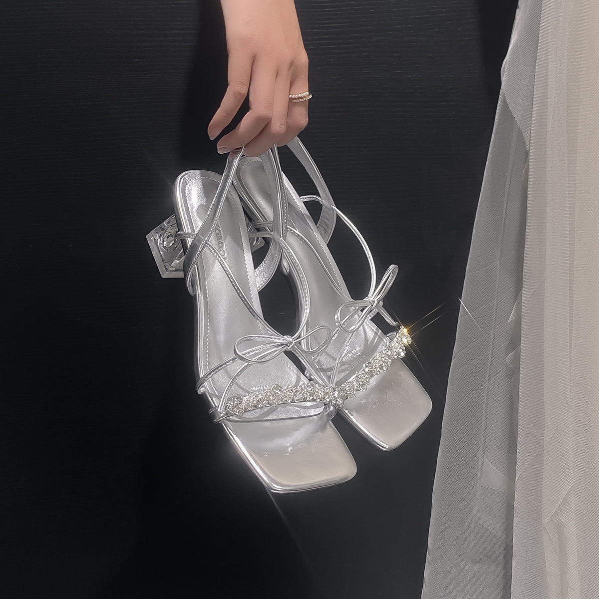 La marea no es sur ~ Hermosas sandalias de diamantes de imitación de tacón grueso con lazo estilo hada para mujer, sandalias de plata con cruz de verano