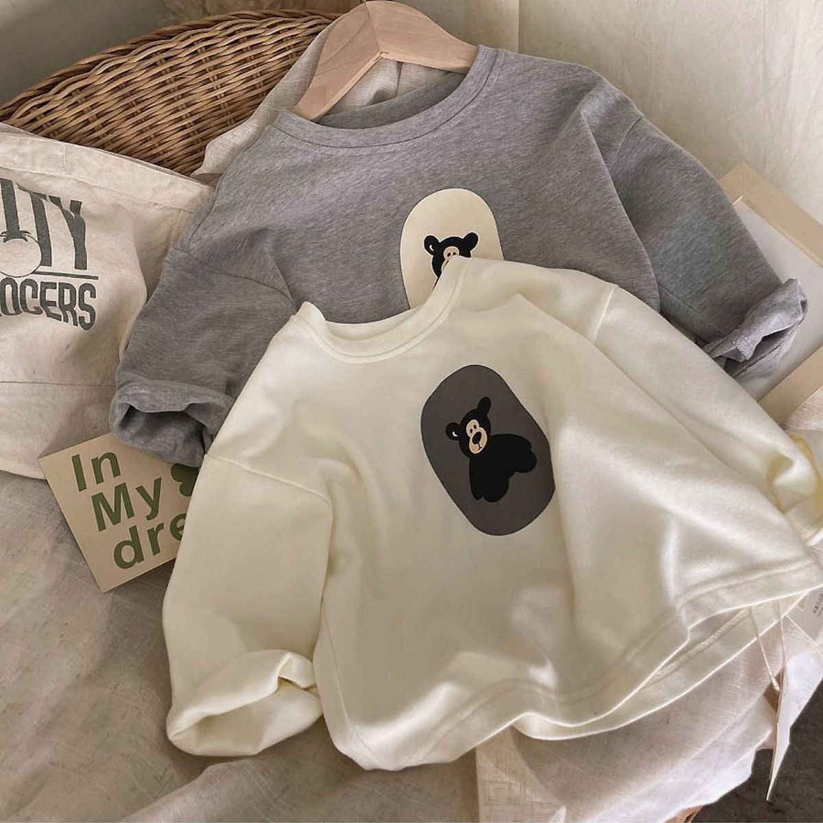 Ropa infantil de primavera y otoño 2023 nueva camiseta de manga larga con cuello redondo de dibujos animados casual estilo coreano para hombres y mujeres camisa de fondo de algodón para bebés