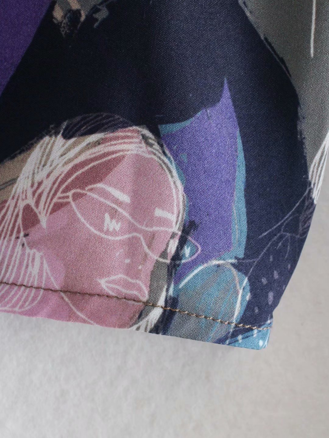 Blusa elegante de poliéster de manga larga con solapa y estampado de personajes NSAM52771