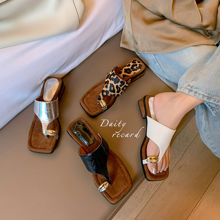 Dép xỏ ngón nữ họa tiết da báo retro khóa kim loại đế bệt — màu be, in da báo, đen, bạc