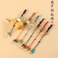 卸売りのヒョウタンは縄を掛けます。手作りのヒョウタンのキーホルダーです。