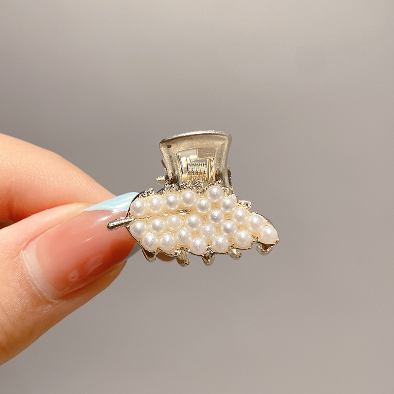 Exquisito clip pequeño clip de flequillo lateral de diamantes de imitación de perlas femeninas nuevo mini clip de tiburón de medio lazo horquilla tocado