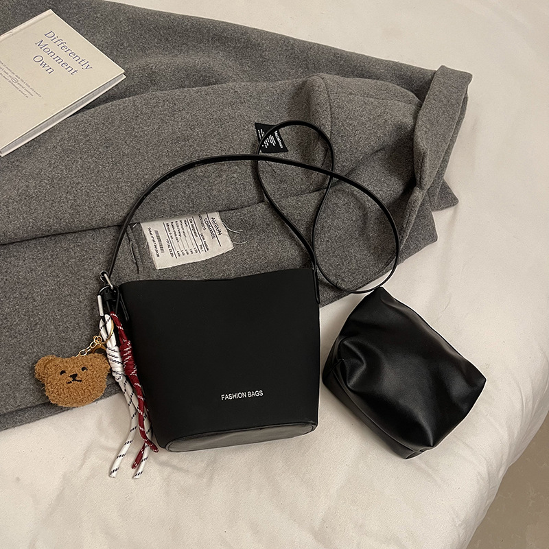 Bolsa de mano de seda retro esmerizada de alta calidad para mujeres 2025, nuevo bolso de balde de primavera simple y versátil.