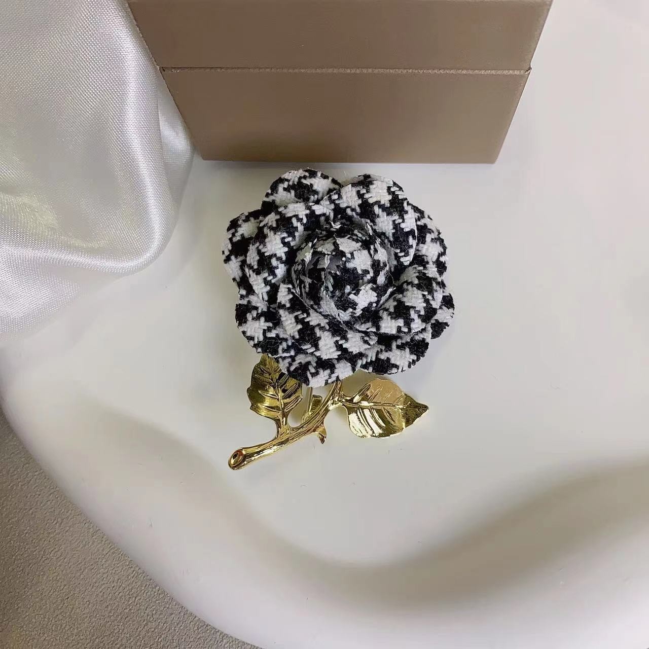 Elegant Flower Cloth Plating Womenu0027S Brooches
