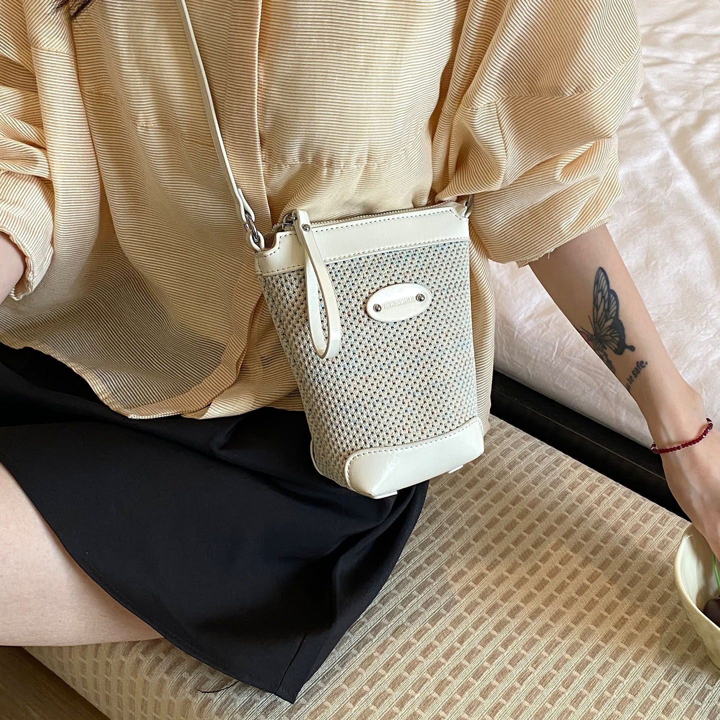 2026 bolsos casuales inclinados bolsos de moda para mujeres móviles de un solo hombro día cubos para llevar un nuevo bolso coreano tejido súper caliente