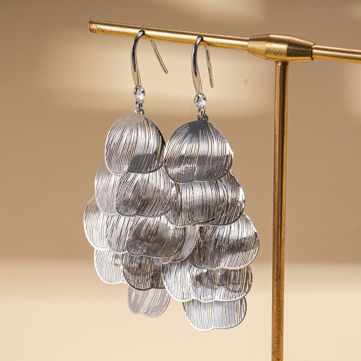 Europa y los Estados Unidos metal transfronterizo pétalos huecos ganchos de orejas bordados retro nicho de alta calidad personalidad temperamento de moda pendientes