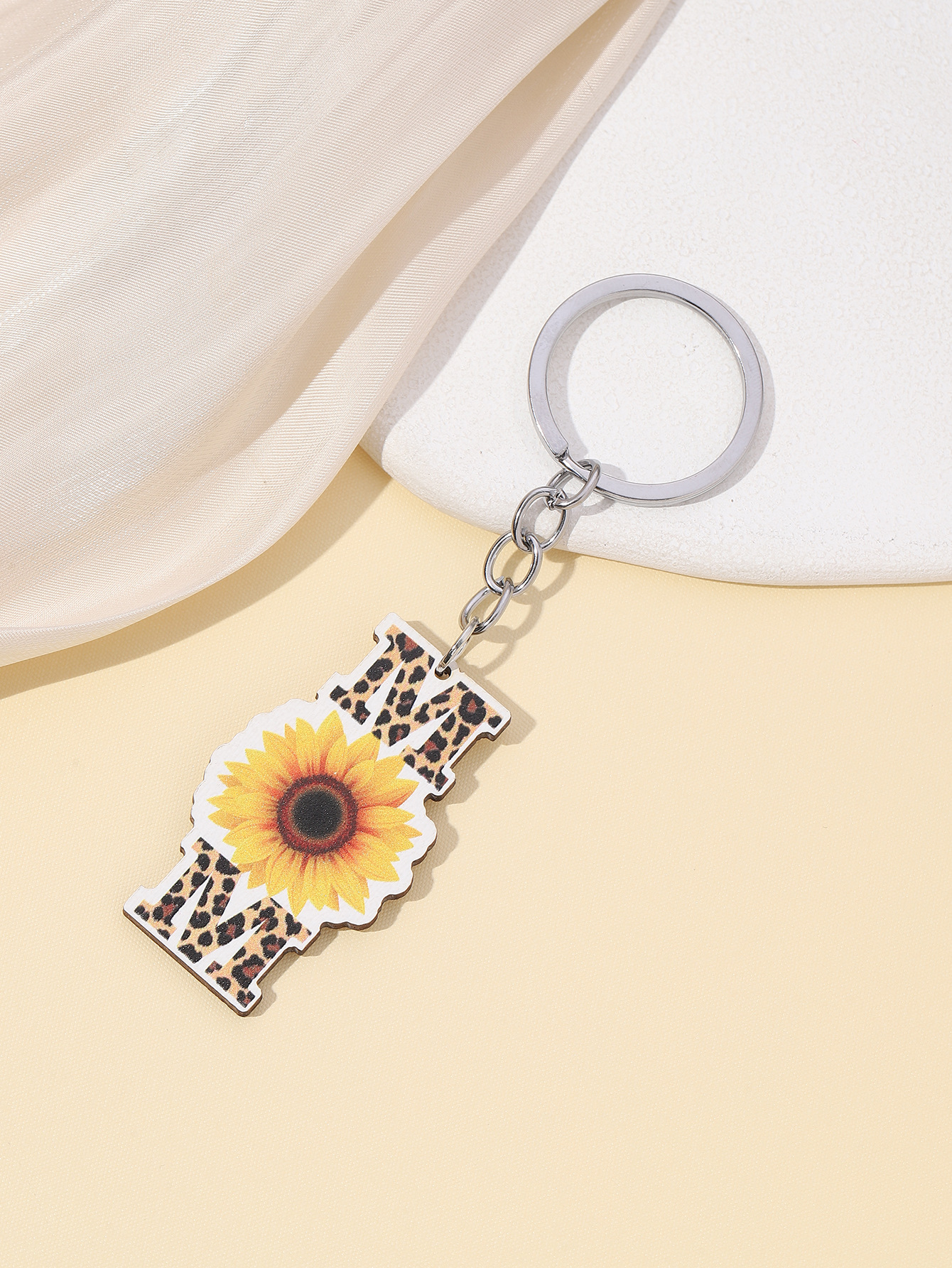 11g Weight Keychain Classification 1 Piece Quantity Casual, Holiday, Daily Occasion Wood Material Mother'S Day Festival Letter, Chrysanthemum Pattern Unisex Gender Pastoral Style Pastoral Letter Chrysanthemum Wood Mother'S Day Unisex Keychain 5