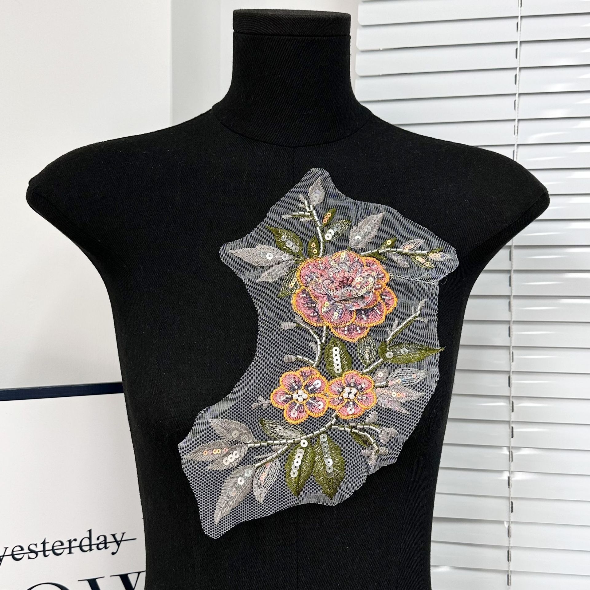Requisitos 3D sequinilla bordado floral malla decal ropa DIY accesorios vestido collar pecho bordado parche