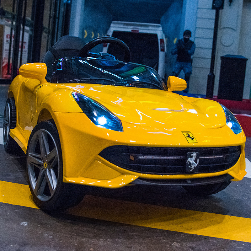 vehículo eléctrico transfronterizo para niños de cuatro ruedas de dos tracciones, coche de juguete de control remoto para hombres y mujeres, sonido Bluetooth