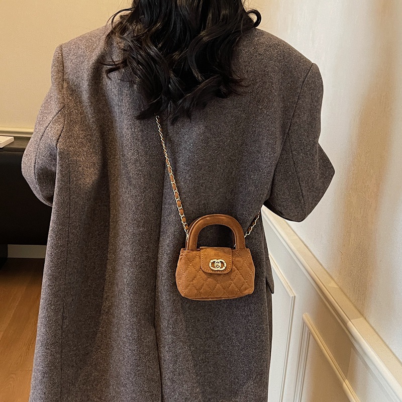Primavera y verano nuevo bolso infantil de seda, hilo de seda, pequeño viento fragante, bolso de mano de chicas, cadena de moda coreana, bolso cross-border.