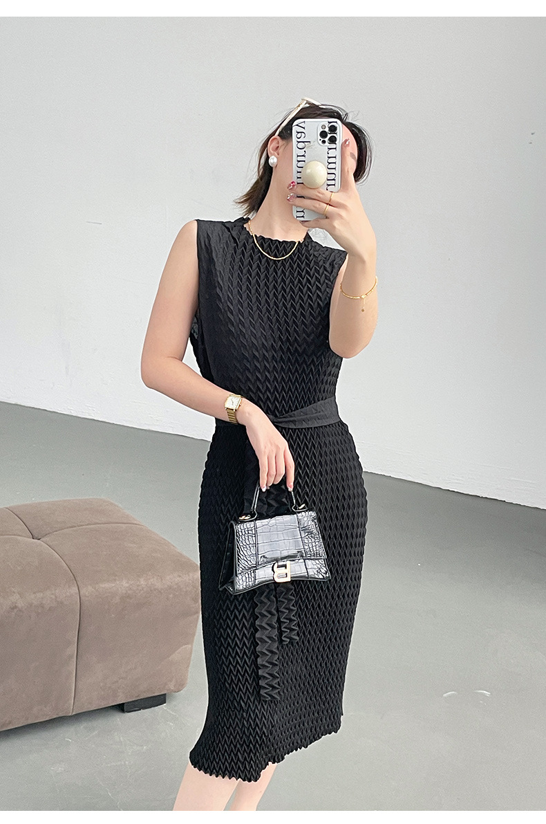 Đầm suông midi xếp ly không tay ôm eo phong cách Miyake — Màu đen chi tiết 6