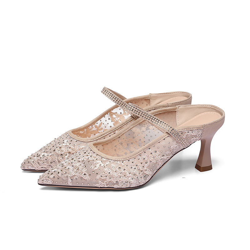 Chinelos elegantes e requintados para mulheres usarem no verão, saltos altos e coques. Sapatos Muller com um alto padrão_voghion.com