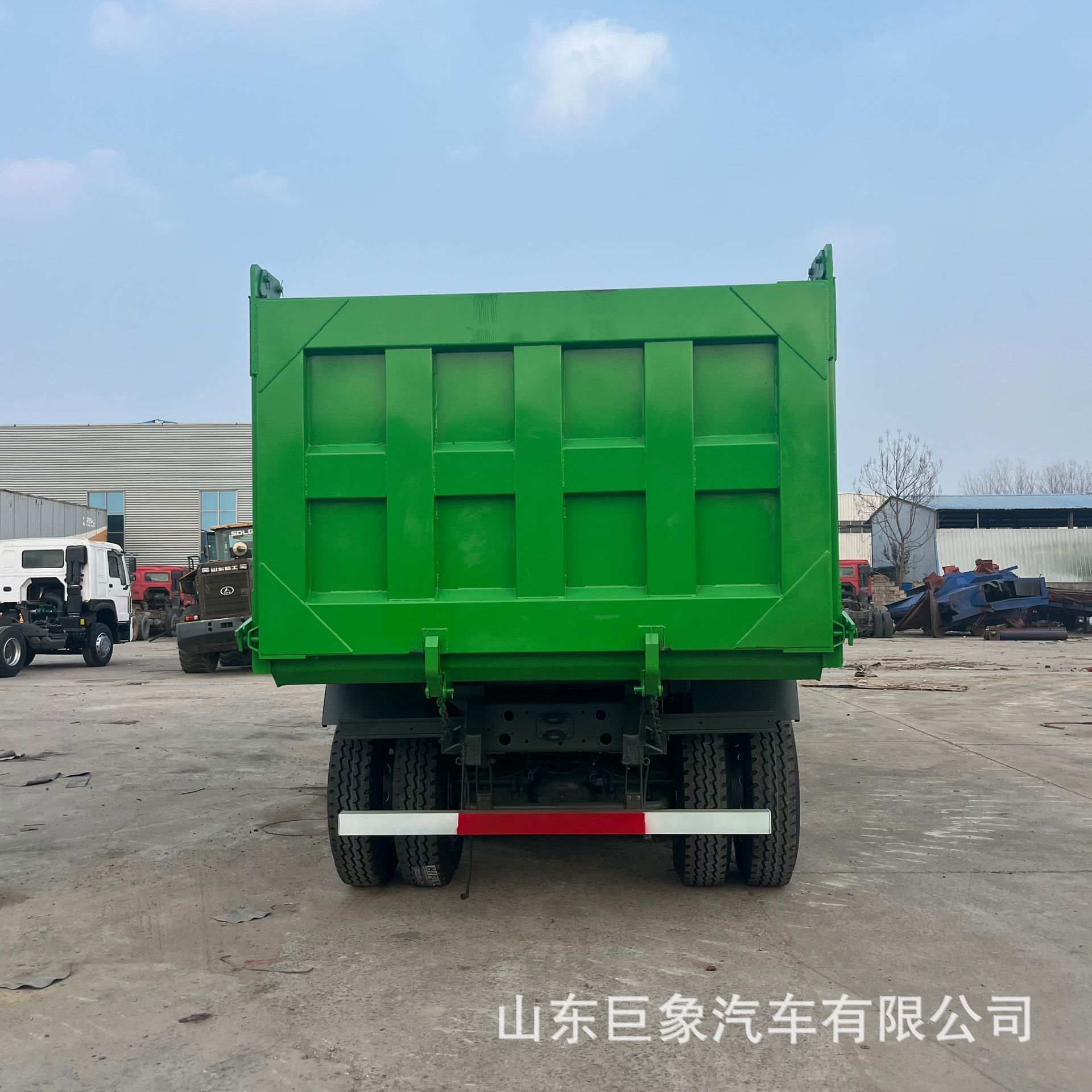 Cross-Border Howo 6×4 Rear Eight-Wheel Dump Truck with 371 Horsepower for Heavy-Duty Sand and Gravel Transport, Complete Vehicle Export