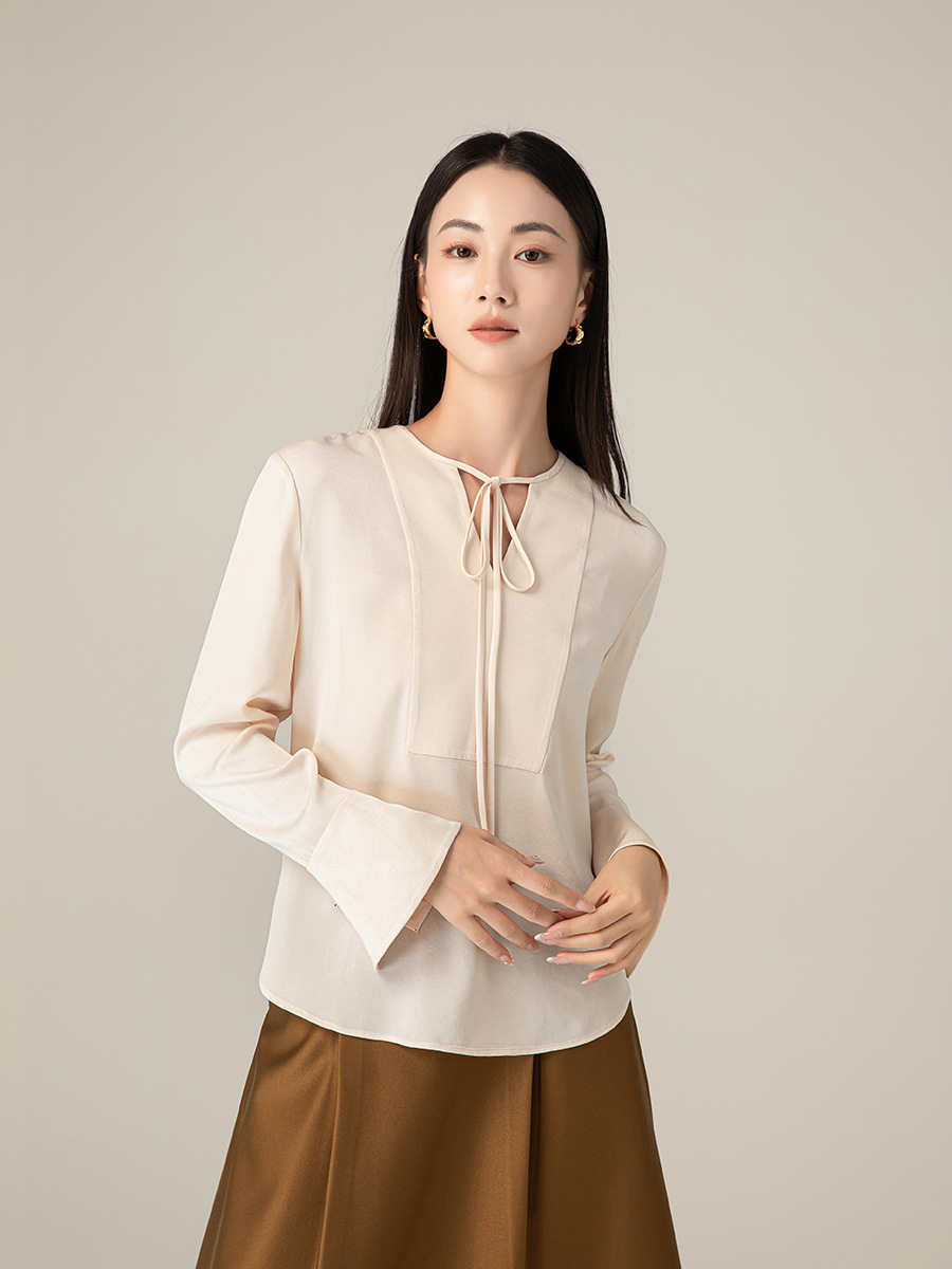 Áo sơ mi cổ V phối nơ Xingge kiểu Pháp, chất liệu satin acetate mềm mại, dáng suôn tôn dáng — Gạo Sâm banh