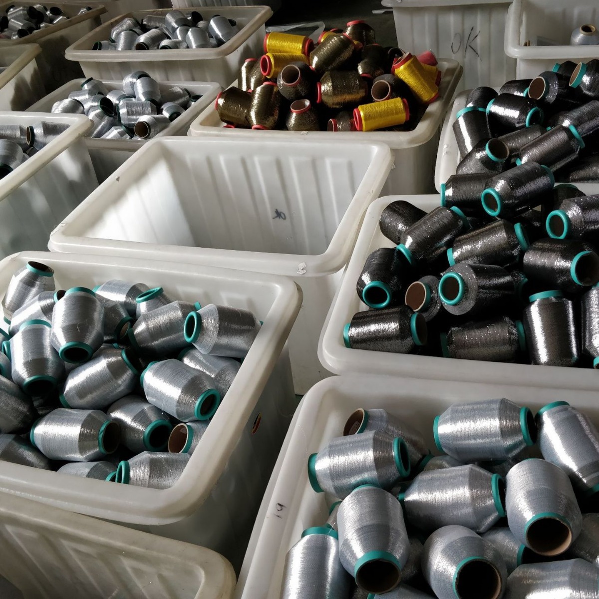 聚酯玻璃彩颜色直丝白色透明塑料丝扁形尼龙白丝羽毛纱用