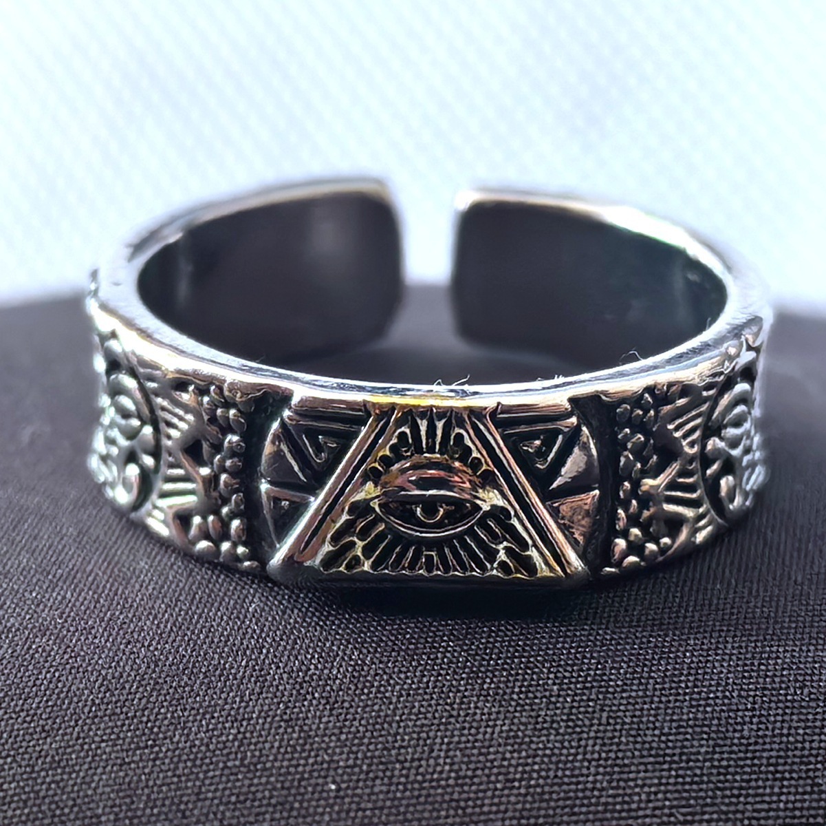 Anillo de sello vintage para hombre, fabricado en acero de titanio de alta calidad, hipoalergénico, resistente al deslustre y apto para uso diario. Aporta un toque atemporal._voghion.com