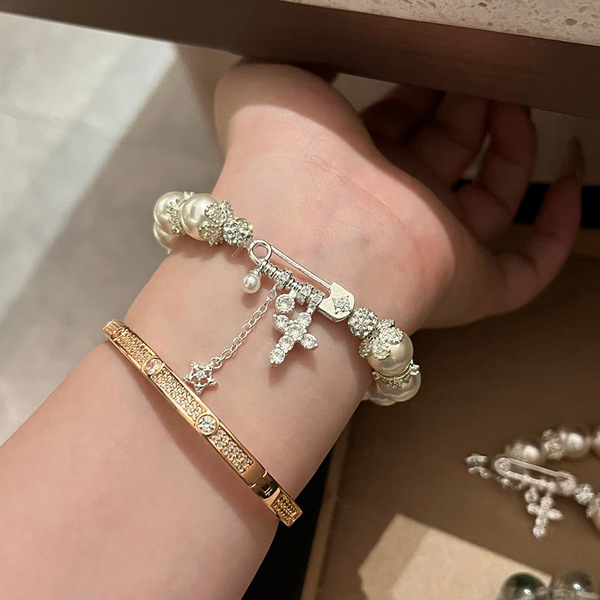 Retro elegant bracelet with zircon with bow pearl