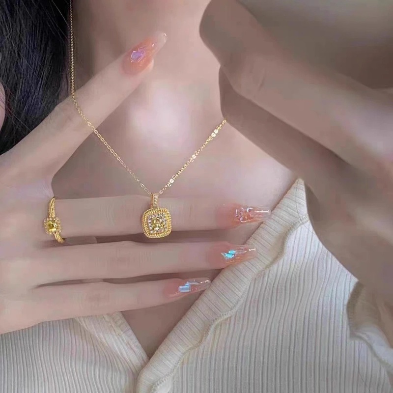 Xiaohongshuの人気の小さな角砂糖ネックレス、女性用、軽い高級感とハイエンドのTik Tokの新しい多用途のインターネットセレブの鎖骨チェーンアクセサリー|undefined