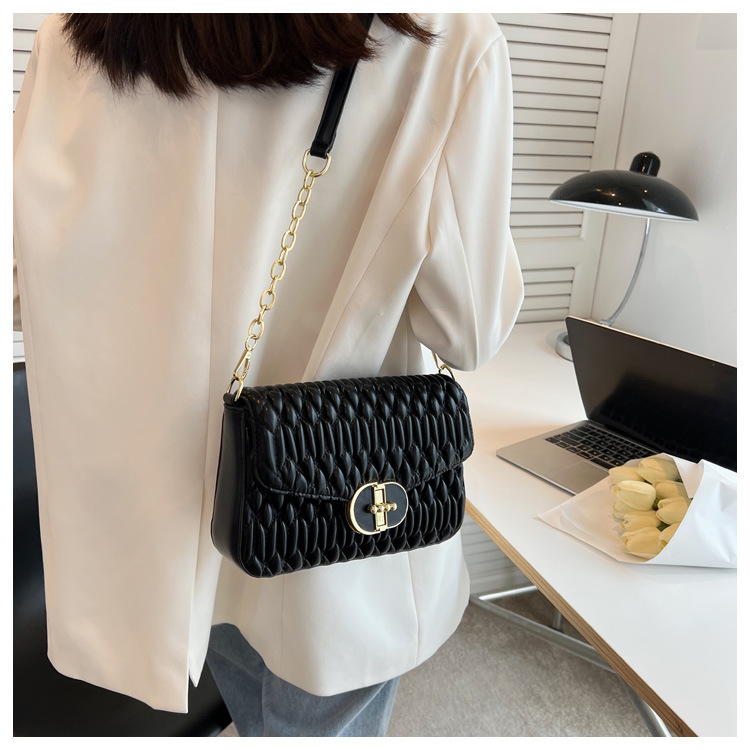 Women's Pu Leather Solid Color Fashion Leather Pattern Lingge Chain Square Buckle Crossbody Bag Chain Bag display picture 3