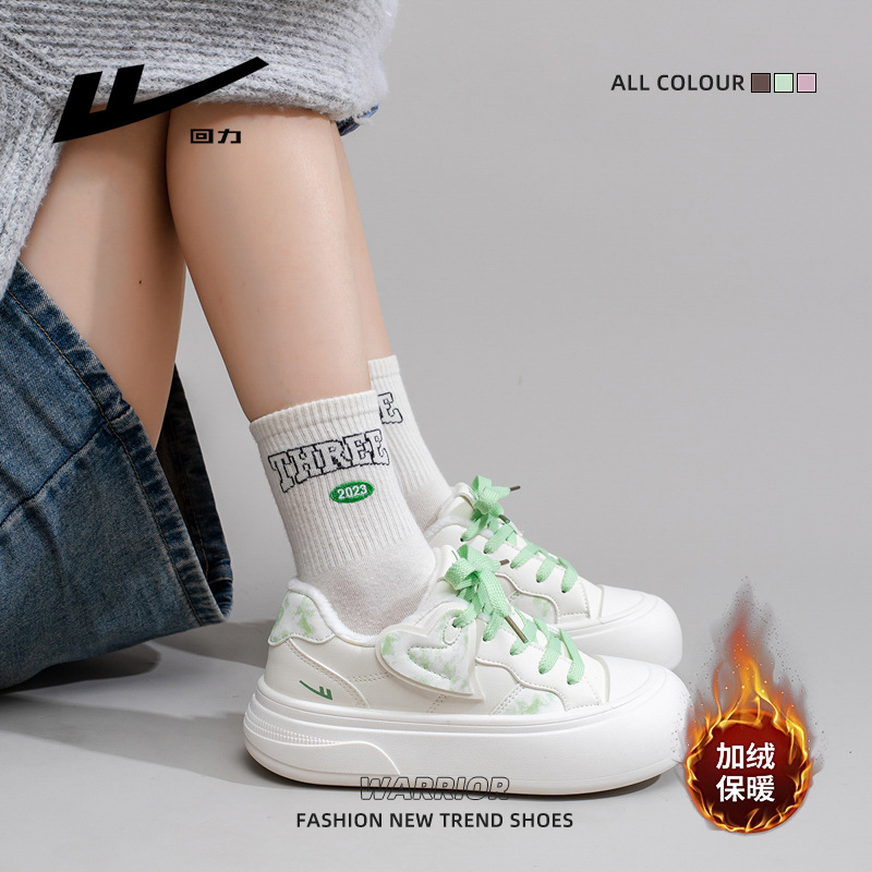 Huili nuevo calentamiento de terciopelo, zapatos blancos de suela gruesa, zapatos de skate de moda de invierno para mujeres, zapatos de algodón altos y hermosos juveniles.