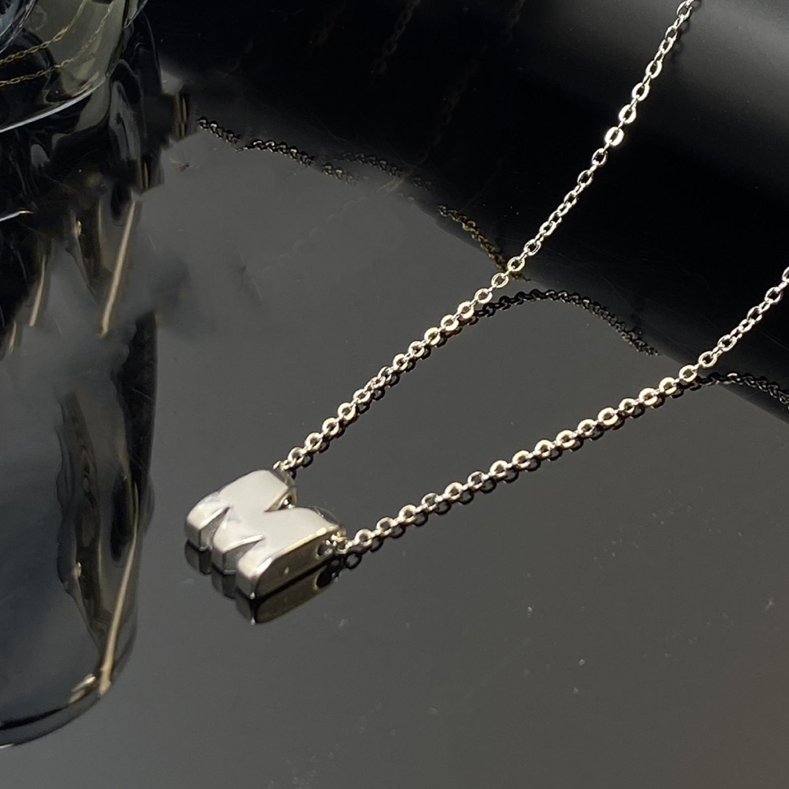 Transfronterizo nuevo alto sentido M letra no decolor collar de acero de titanio FASHION moda de lujo ligero explosión hueso de serpiente