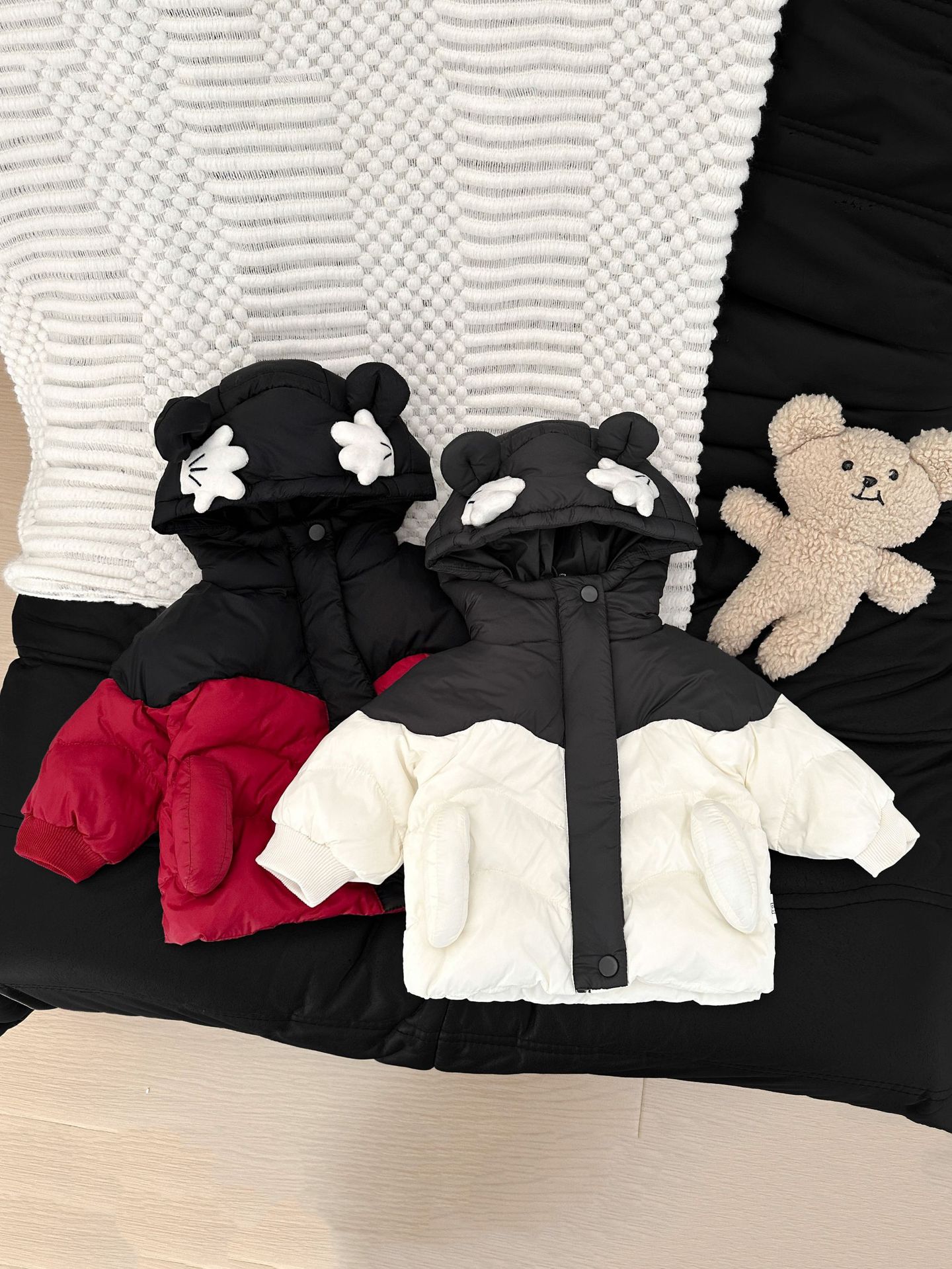 90 chaquetas blancas de invierno para bebés de sexo masculino y femenino, nuevos lindos bebés y niños pequeños, chaquetas cálidas con capuzas de color exterior