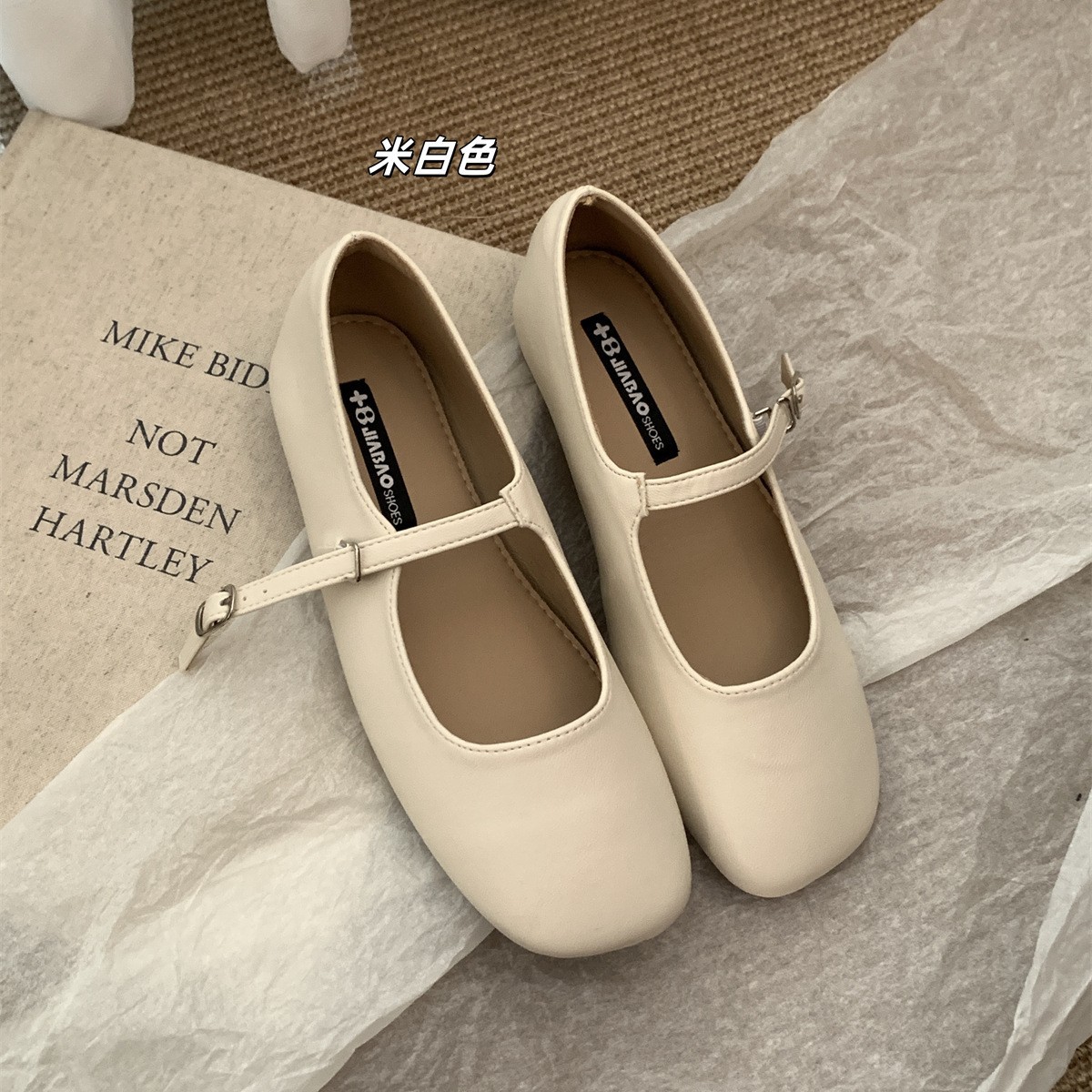 Elegant retro Mary Jane shoes with a strap square toe low-cut flat…
