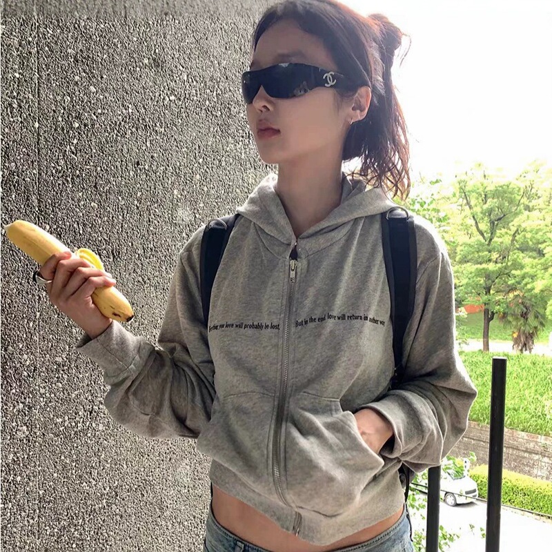 The same style as Korean designer Baby Jiang's letter-print hooded zip-up sweatshirt, Korean-style women's fashion short jacket with a unique design The same style as Korean designer Baby Jiang's letter-print hooded zip-up sweatshirt, Korean-style women's fashion short jacket with a unique design