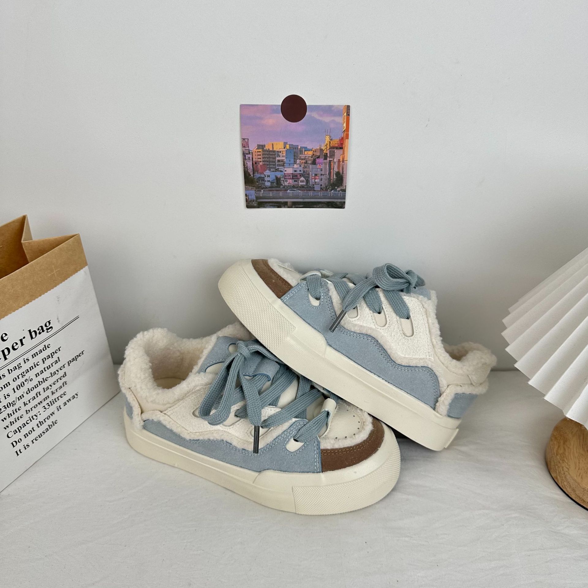 Invierno calentamiento skate para estudiantes de baja altura zapatos de algodón versátiles 2025 nuevo estilo coreano nicho zapatos de lona de lana