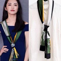 蘇明玉姚晨は同じタイプの細い長条の小さいシルクのタオルの女性の春秋の金の洋風のファッションの百合の装飾のスカーフのマフラーです。