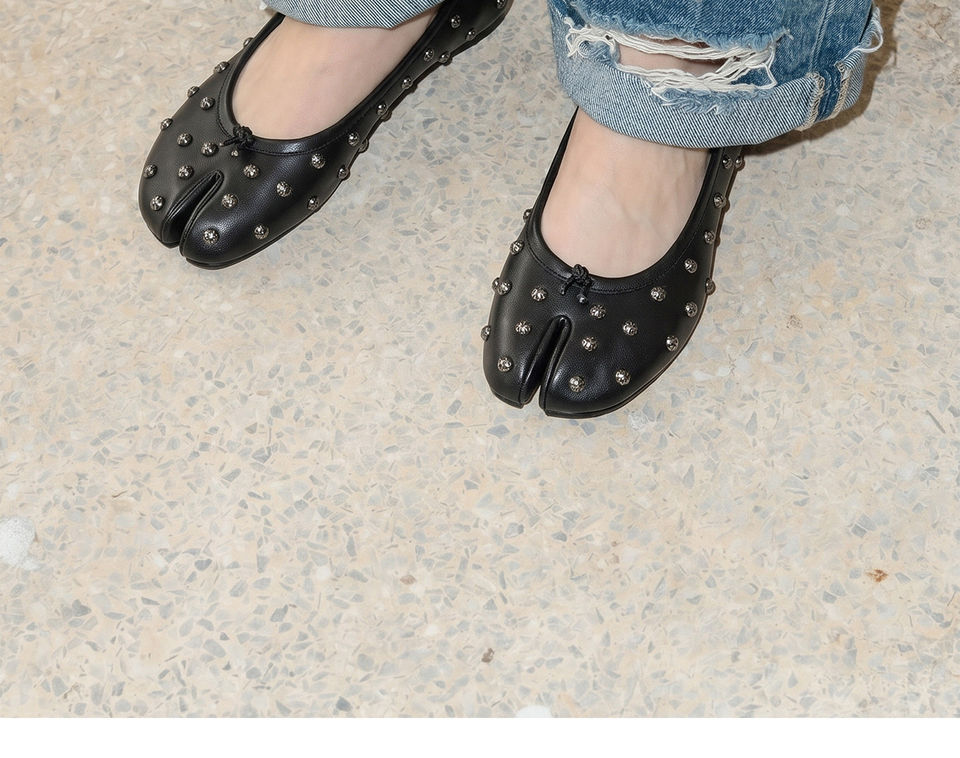 Giày búp bê Mary Jane mũi tách ngón đính đinh tán phong cách retro punk, đế bằng gót thấp — màu đen chi tiết 24