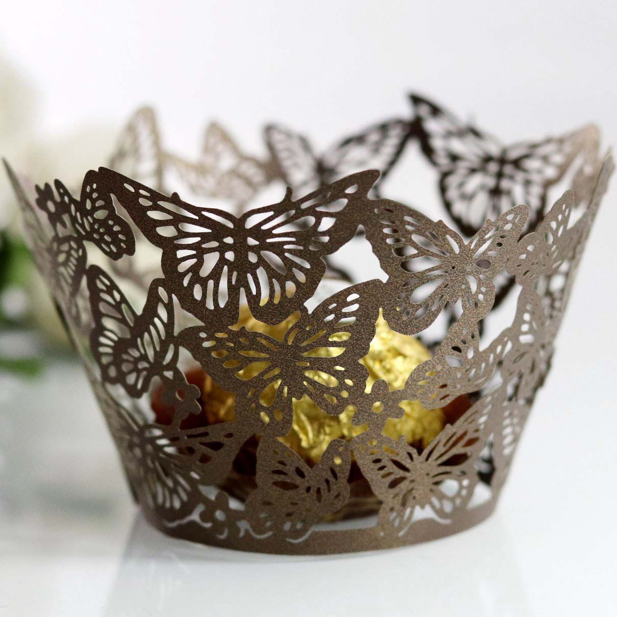 Amazon láser hueco mariposa taza de papel reflectante de oro pastel borde taza pastel hornear encaje en stock