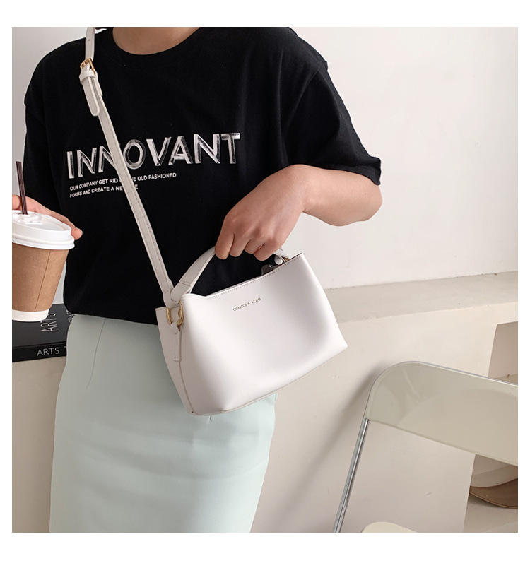 Simple Fashion Solid Color One-shoulder Messenger Bag display picture 6