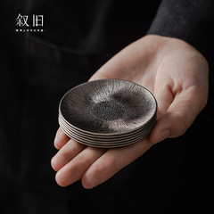 古い日本式のコースターの合金の杯はお茶の皿のお茶を頼みます。