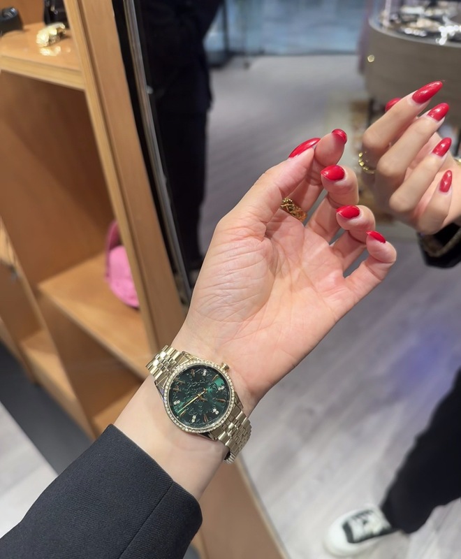 代发批发西太后新款雪花浮雕时尚手表高级手表女同款女表石英女士|undefined