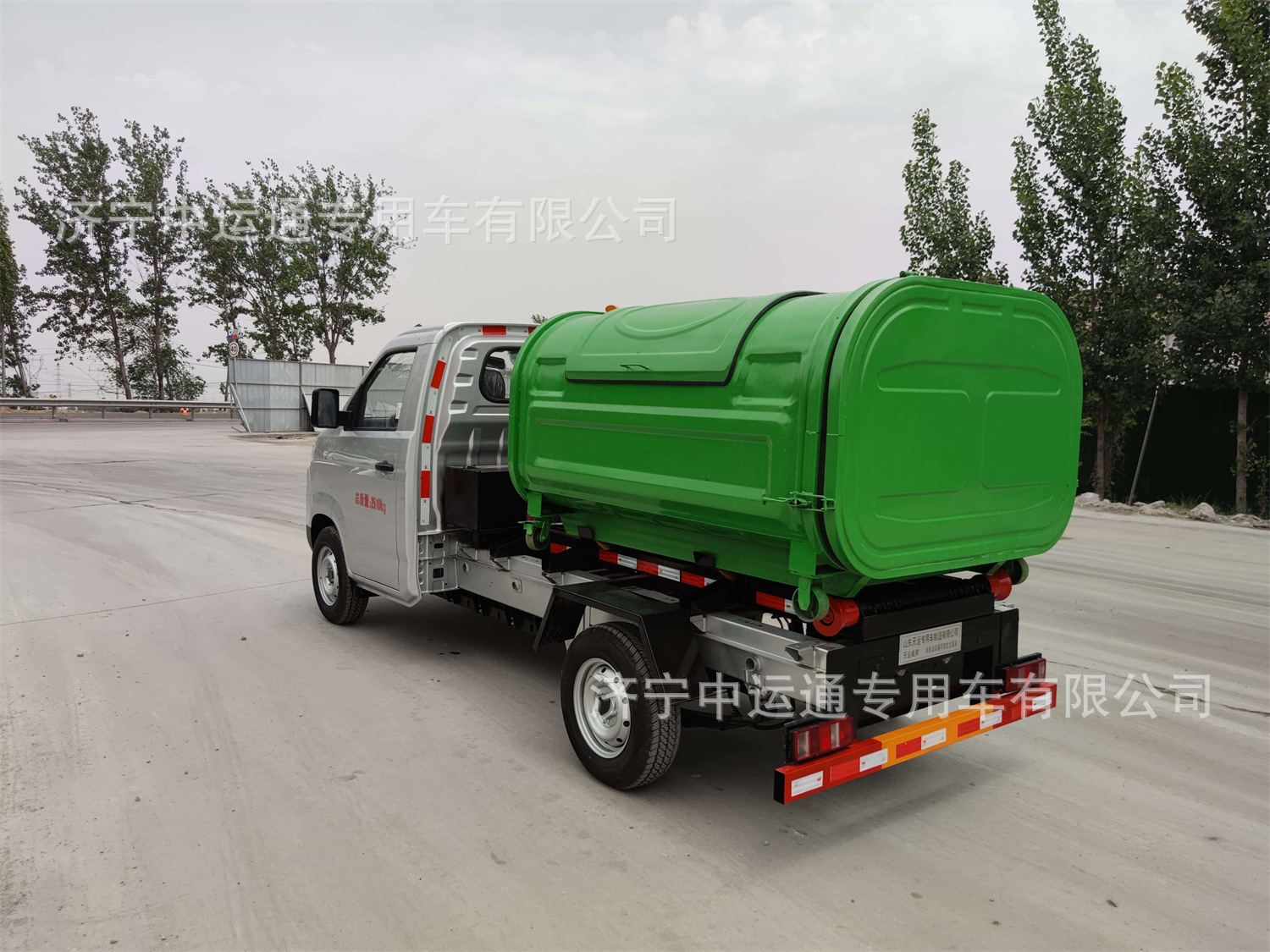 Electric vehicle-mounted detachable garbage truck manufacturer, hook-arm garbage bin, new energy 3-4 cubic meter hook-arm garbage truck