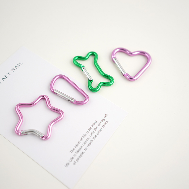 バックパックにフックを掛けて登山ボタンを掛けます。