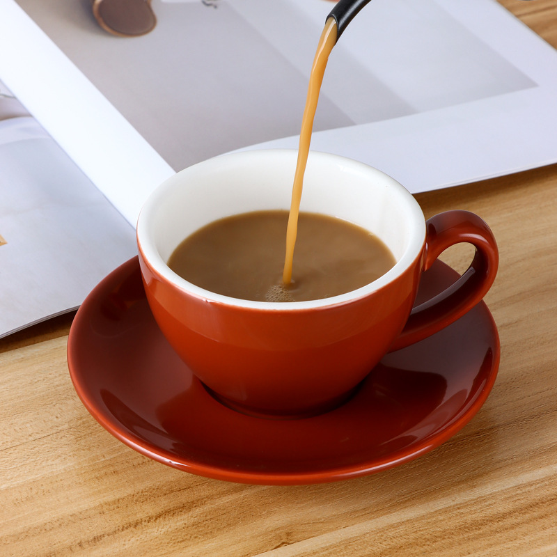 Venta al por mayor guirnalda latte 220ml taza de café estilo europeo pequeño lujo capuchino cerámica taza de café platillo cuchara traje