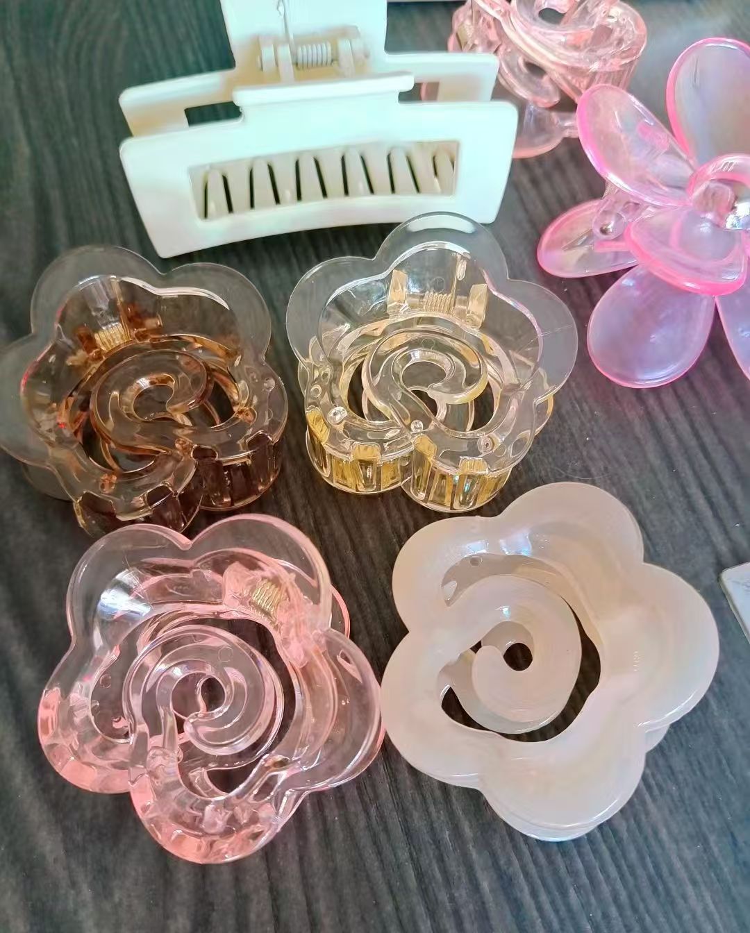 Hair claw clip in ins style for the back of the head, simple and elegant, assorted colors (non-recyclable), fresh candy colors.