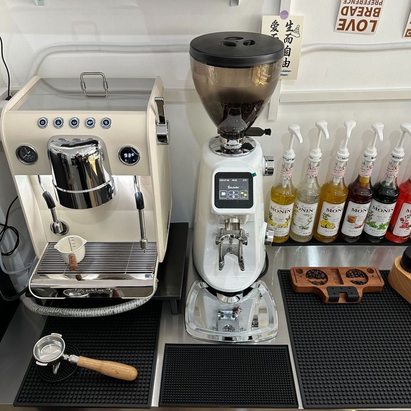 さまざまなスタイルの既製のPVCバーマット、コーヒーマシンの排水管、滑り止め、耐衝撃マット、ミルクティーダイニングキッチンの防汚および落下防止マット|undefined