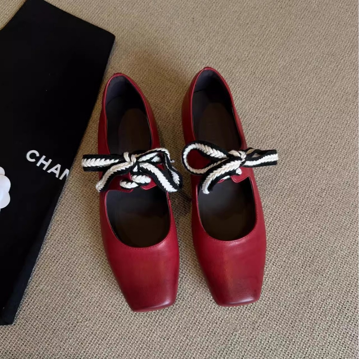Versión de piel de oveja ~ zapatos de ballet retrógrados de encaje cuadrado con falda de mujer, literatura y arte, zapatos de cuero pequeños, zapatos de talón grueso