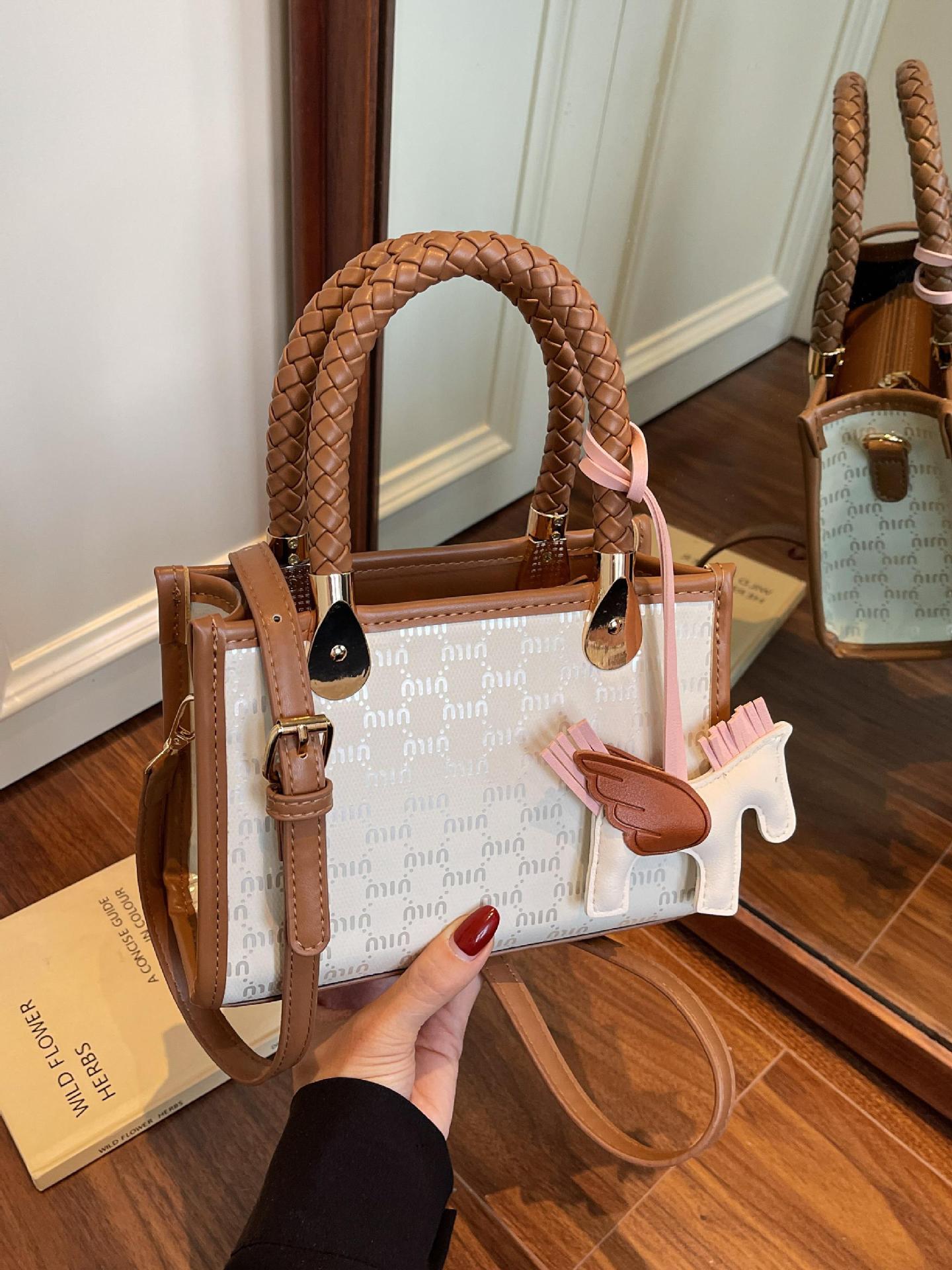 Estilo explosivo transfronterizo con un pequeño bolso cuadrado para mujer 2025 nuevo bolso de hombro tejido de todo fósforo de moda bolso de mensajero de moda