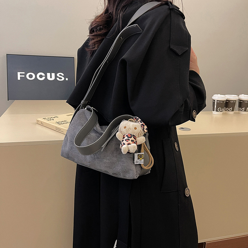 2025 nuevo otoño invierno esmerilado bolso de brazo portátil bolso de hombro de mujer bolso de almohada de viaje simple bolso de mochila