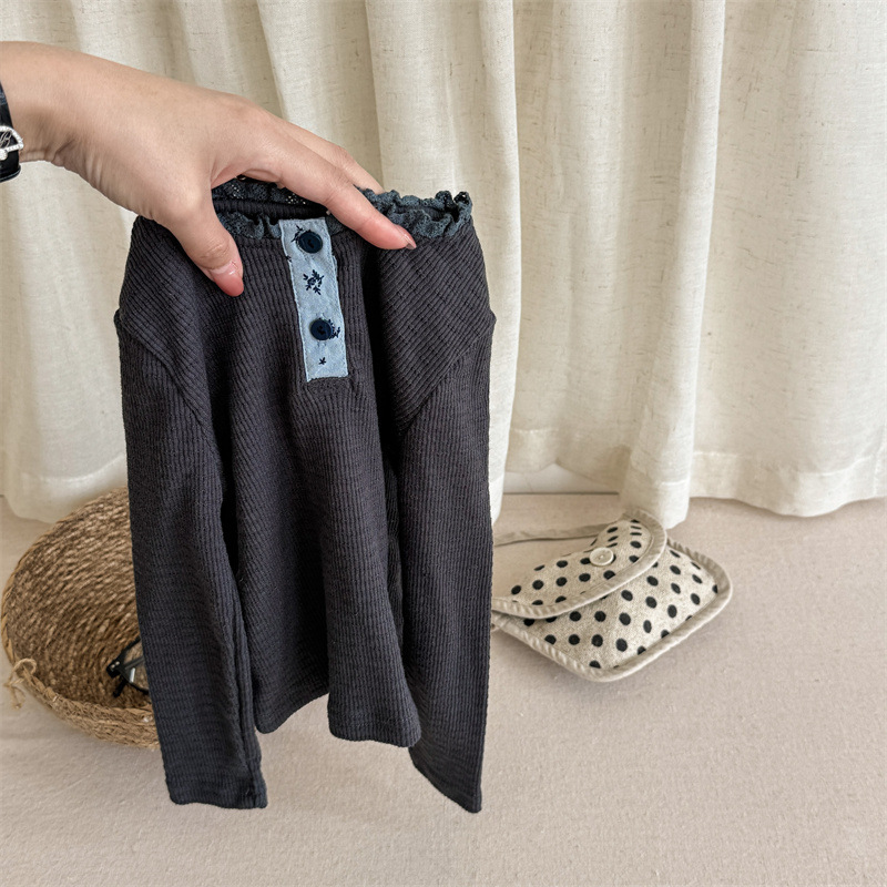 春と秋の女の子の子供服のtシャツの赤ちゃんの洋気の子供の個性の潮の韓国版の森系は色のレースの襟ネットの赤い底のシャツをつづり合わせます。