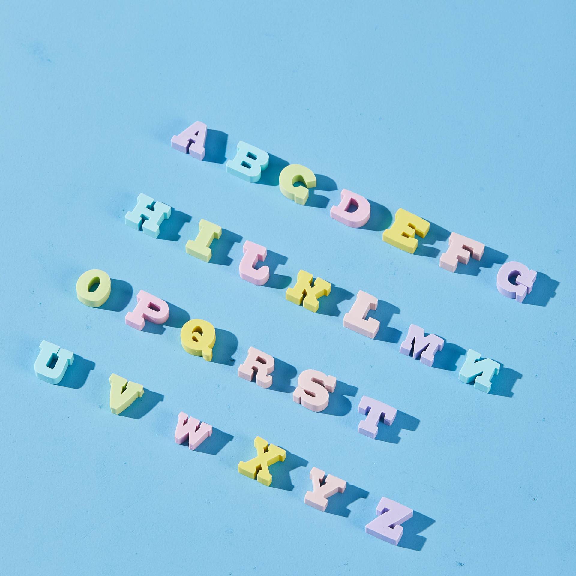 Eraser pequeña letra inglesa mini sin escamas, sin marcas para niños lindos dibujos animados mini pequeño borracha barril