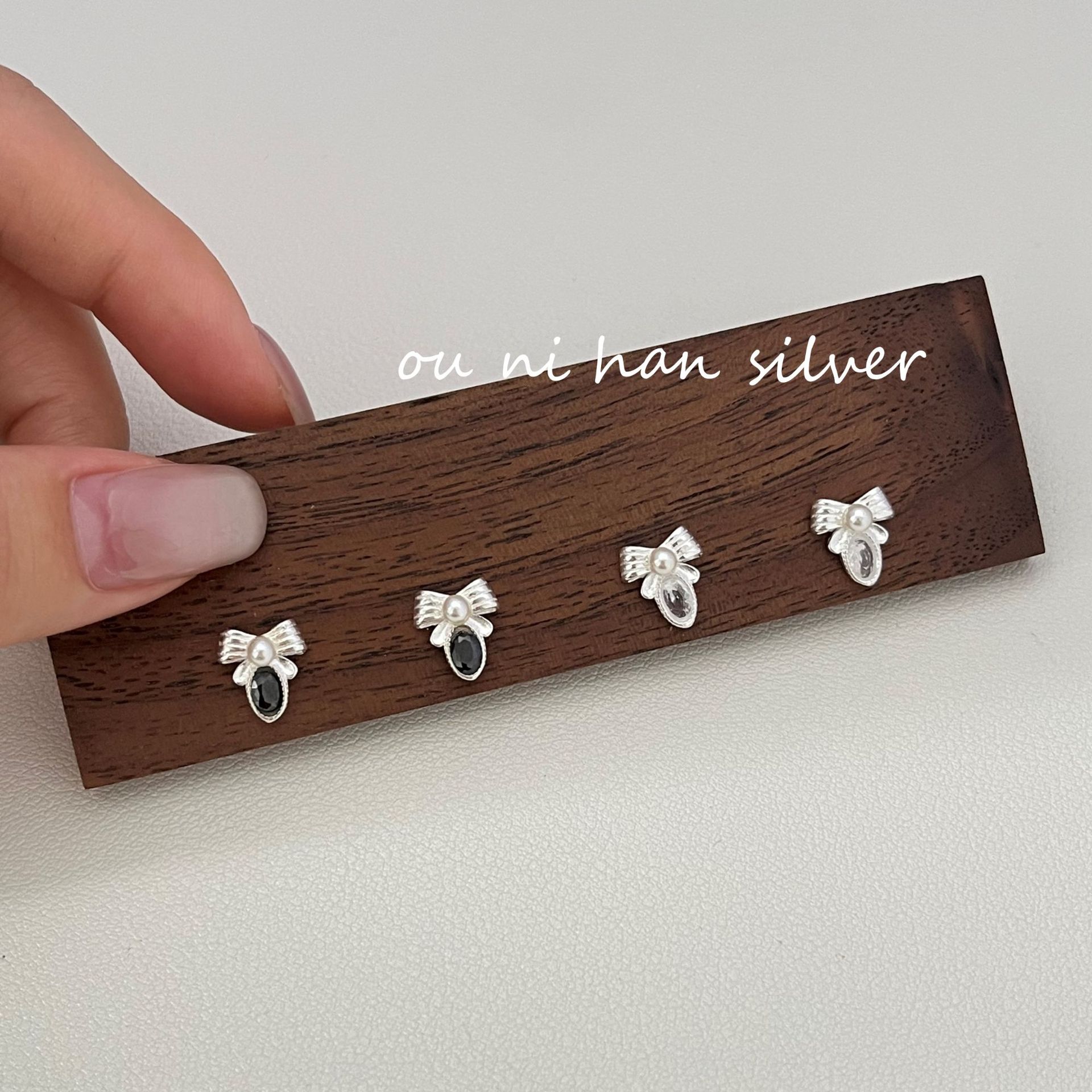 欧尼 S925银蝴蝶结黑白锆石珍珠耳钉时尚个性韩版INS风高级感耳饰